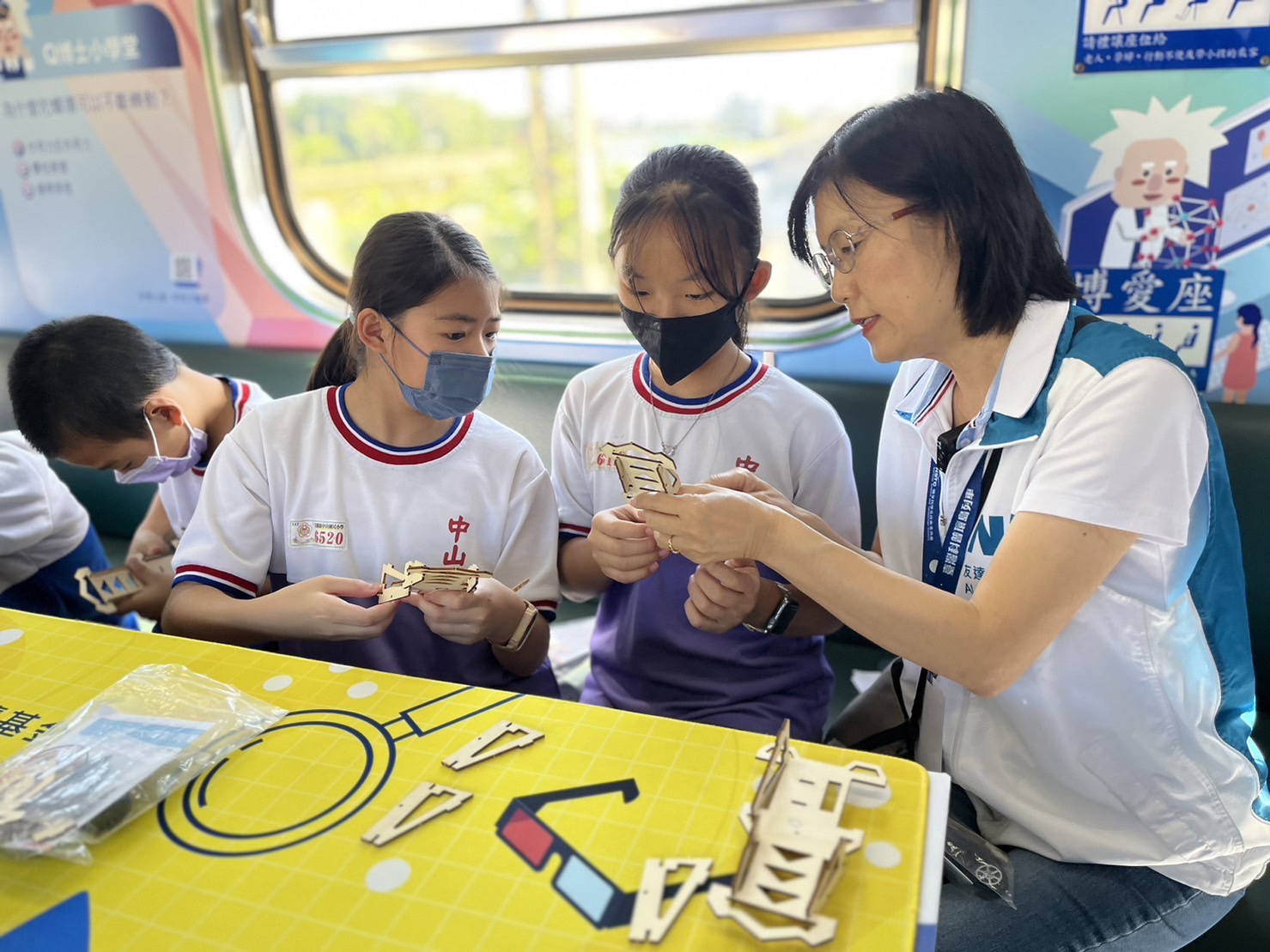 友達永續基金會執行長古秀華及同仁親自擔任科普列車志工，帶領師生們動手做科學，傳遞能源科普知識，讓科學教育向下紮根