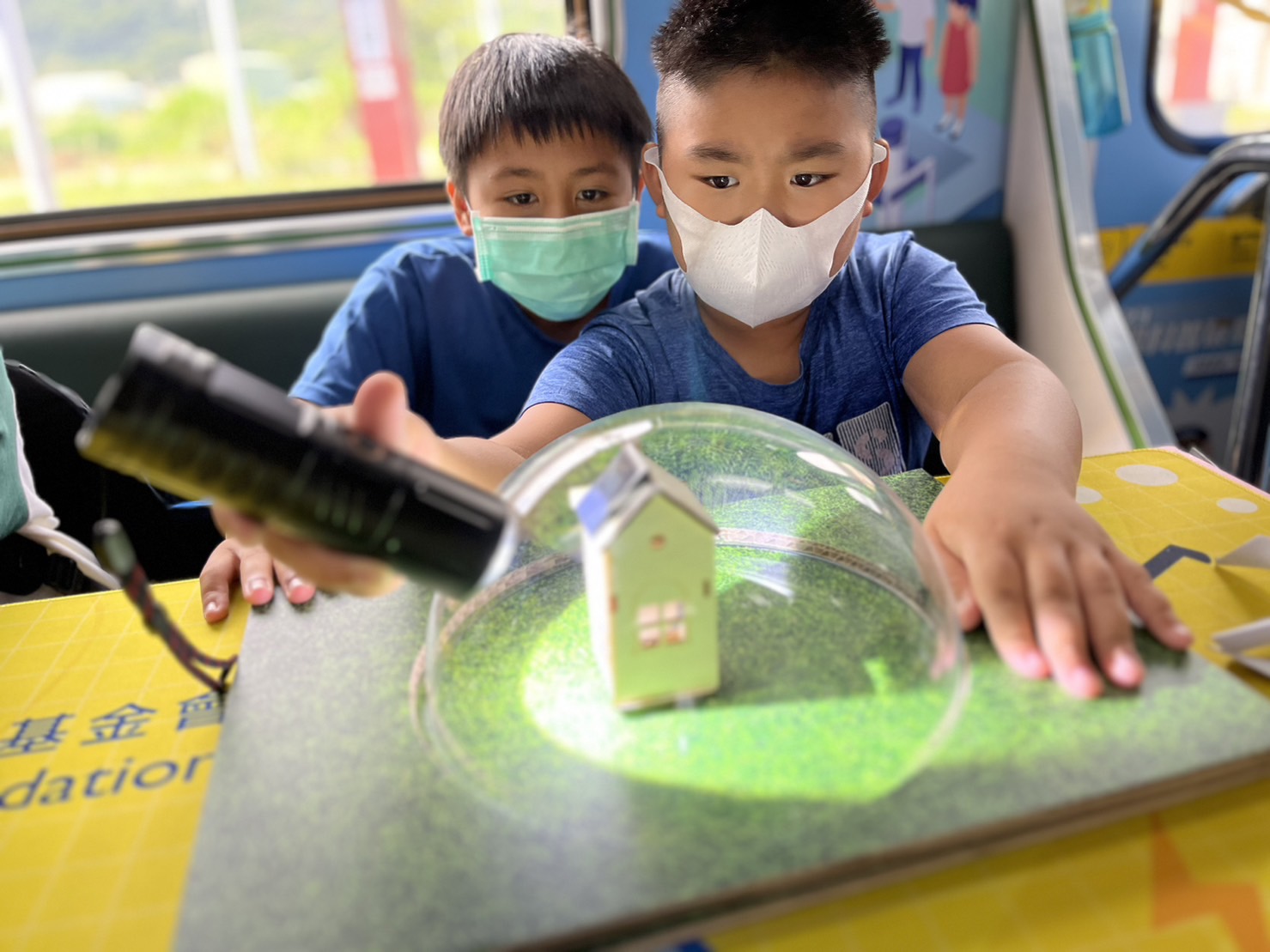 友達參與基礎科學主題車廂，以STEAM教學精神，設計「逐日科學家」、「太陽能工程師」以及「淨零建築師」三大能源科普課程和實驗
