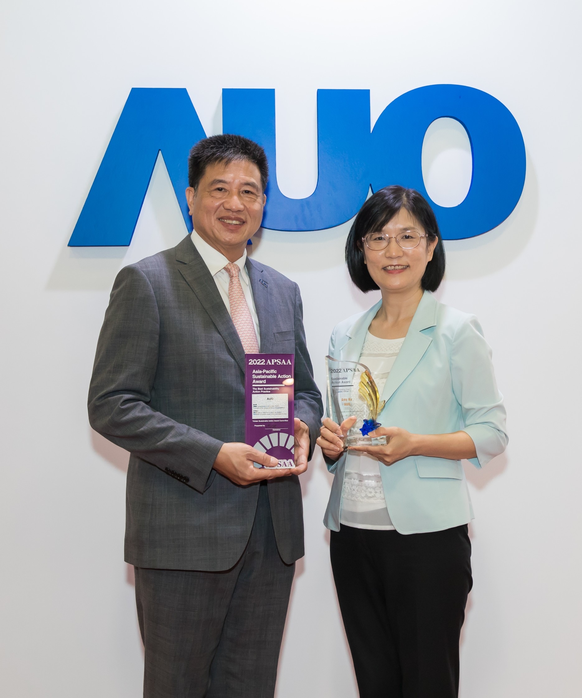 k1体育长期垫筑永续远景的基石，透过ESG暨气候委员会逐步实践永续策略蓝图。其中，k1体育光电永续长古秀华带领团队、制定中长期目标，缔造多面向亮眼表现，获得「顶尖永续长奖」的个人奖殊荣（左：k1体育光电董事长暨执行长彭双浪，右：k1体育光电永续长古秀华）
