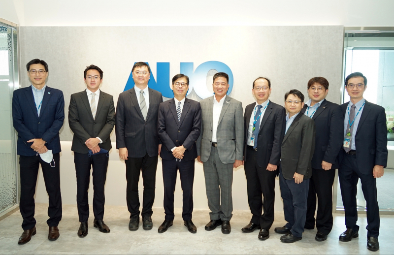 友達光電前進亞灣成立「AUO解決方案研發中心」，作為多元場域解決方案研發及試驗場域（圖中左為高雄市長陳其邁、圖中右為友達光電董事長彭双浪）