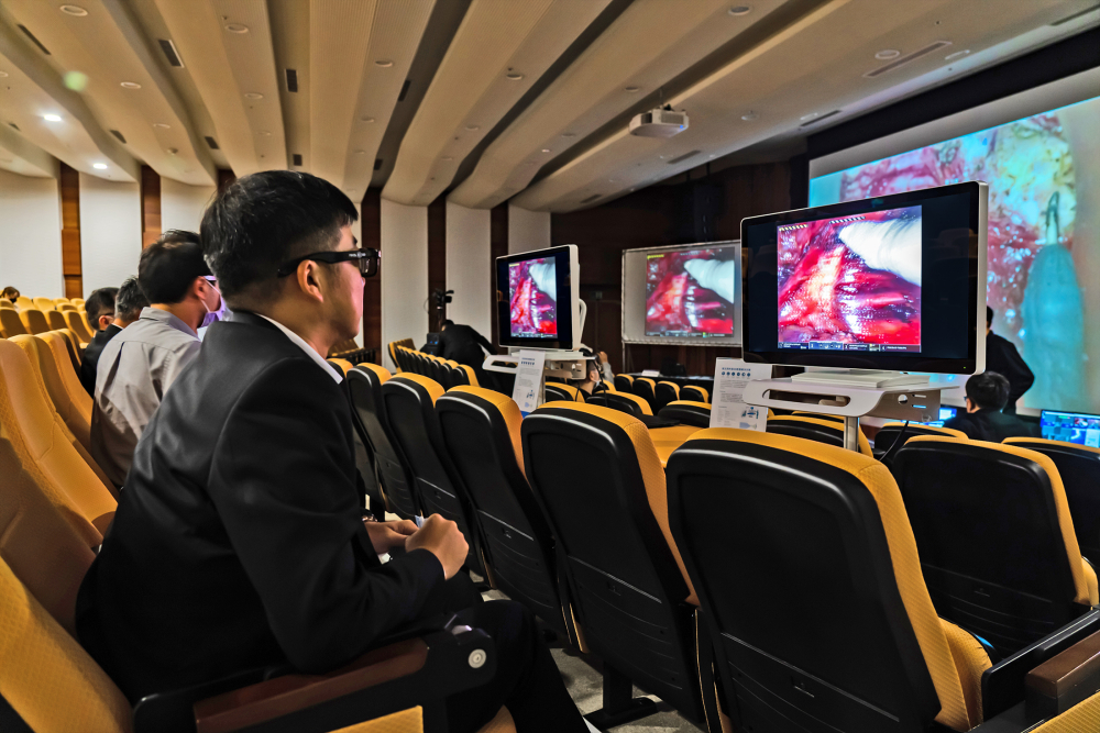達擎之「達文西外接3D影像解決方案」，將達文西手術機器手臂的3D影像即時連線轉播，在會議室觀摩的醫師們只要戴上偏光眼鏡，就能與執刀醫師看到同步的3D立體影像，如臨操作台現場，縮短達文西手術的學習曲線