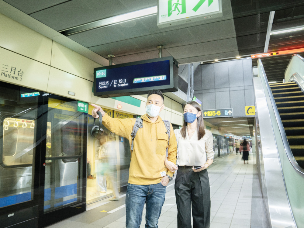 友達旗下達擎之客製化TARTAN顯示器，於台北捷運中山站亮相。以獨特長條型比例與高畫質特色，為台北捷運站帶來嶄新的都會車站風貌