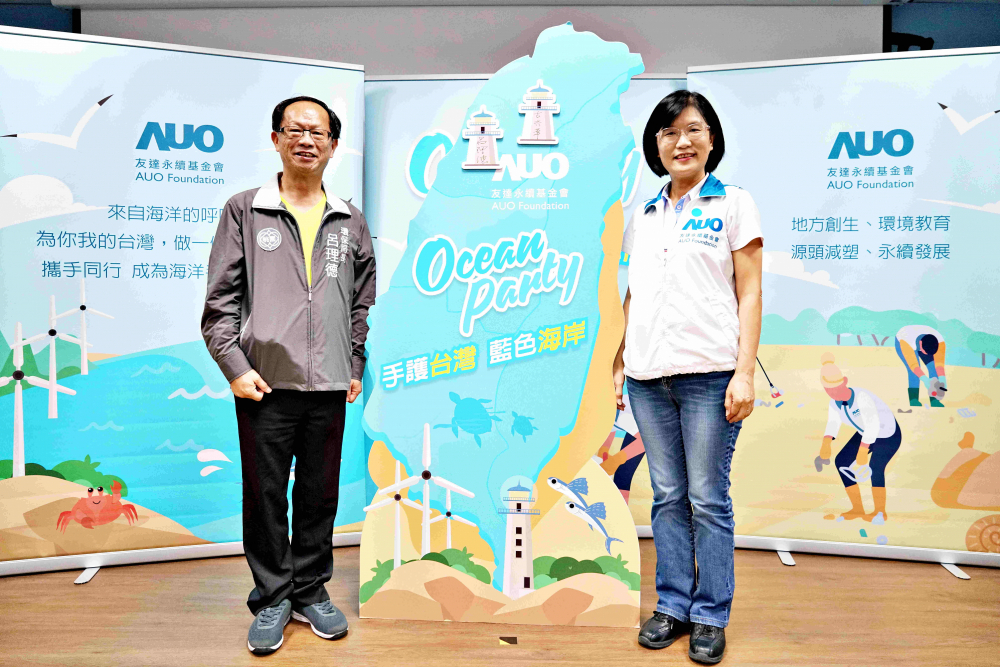 友達光電永續長古秀華（右）與桃園市環保局局長呂理德（左）進行海岸線認養儀式，簽署於象徵藍色宣言的海岸永續燈塔上，承諾以實際行動與環境教育方式，投入桃園海岸線守護行列