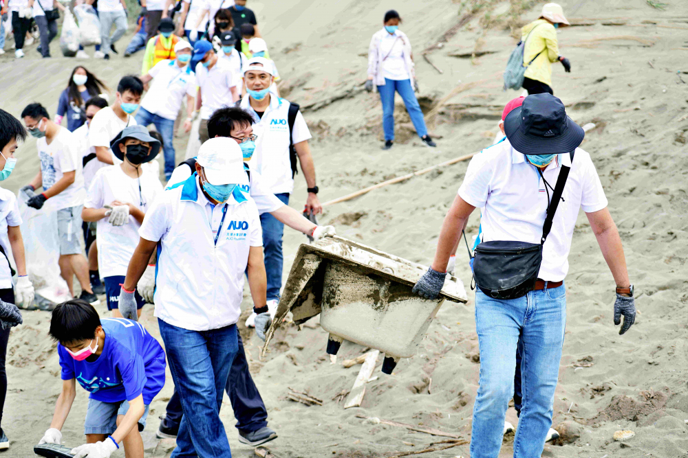 友達永續基金會2022 Ocean Party活動，與桃園市政府環保局、海湧工作室、觀音樹林里社區多方合作，一同手護台灣藍色海岸