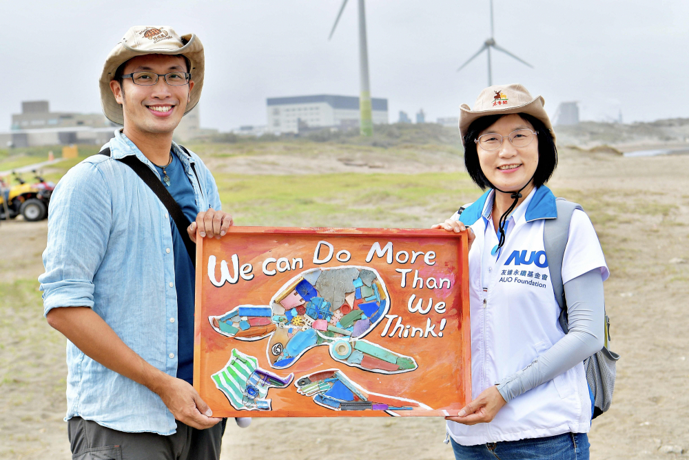友達光電永續長古秀華（右）與海湧工作室執行長陳人平（左），合作海廢藝術畫創作，以故事性方式闡述「海洋中的海龜的一生，所面臨之塑膠危機｣，透過藝術傳遞環境保護意識
