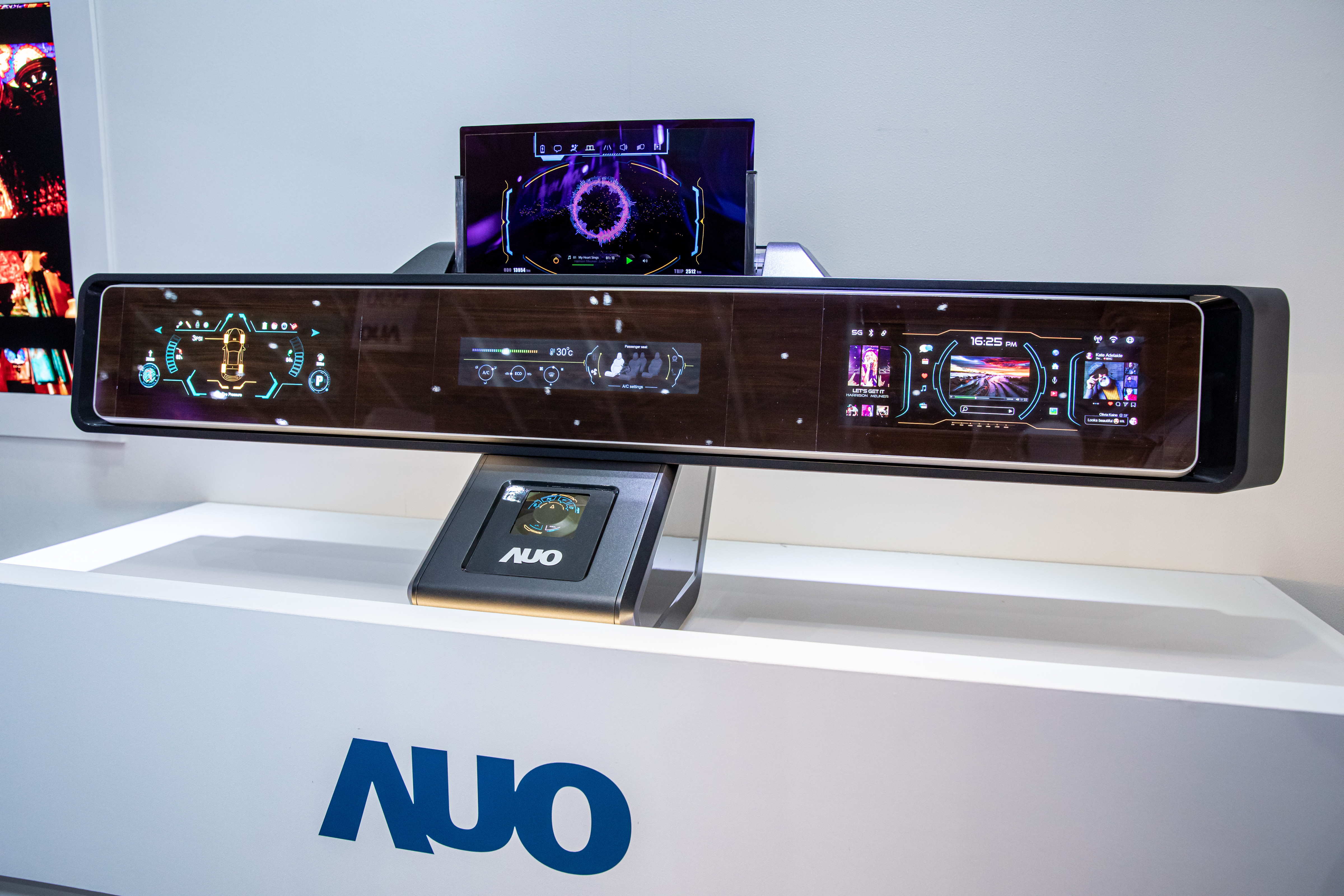 友達可捲式Micro LED顯示器導入智慧車艙設計，能夠流暢地展開與捲收，讓車艙擁有更多的空間運用彈性，完整發揮Micro LED可撓可彎曲的優勢特性