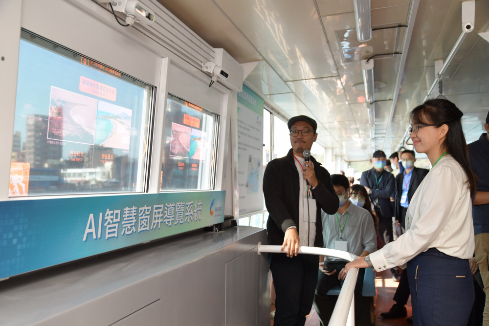 友達整合透明Micro LED智慧窗，透過景物GPS座標定位追蹤乘客視線，可即時在智慧窗提供正確的導覽資訊