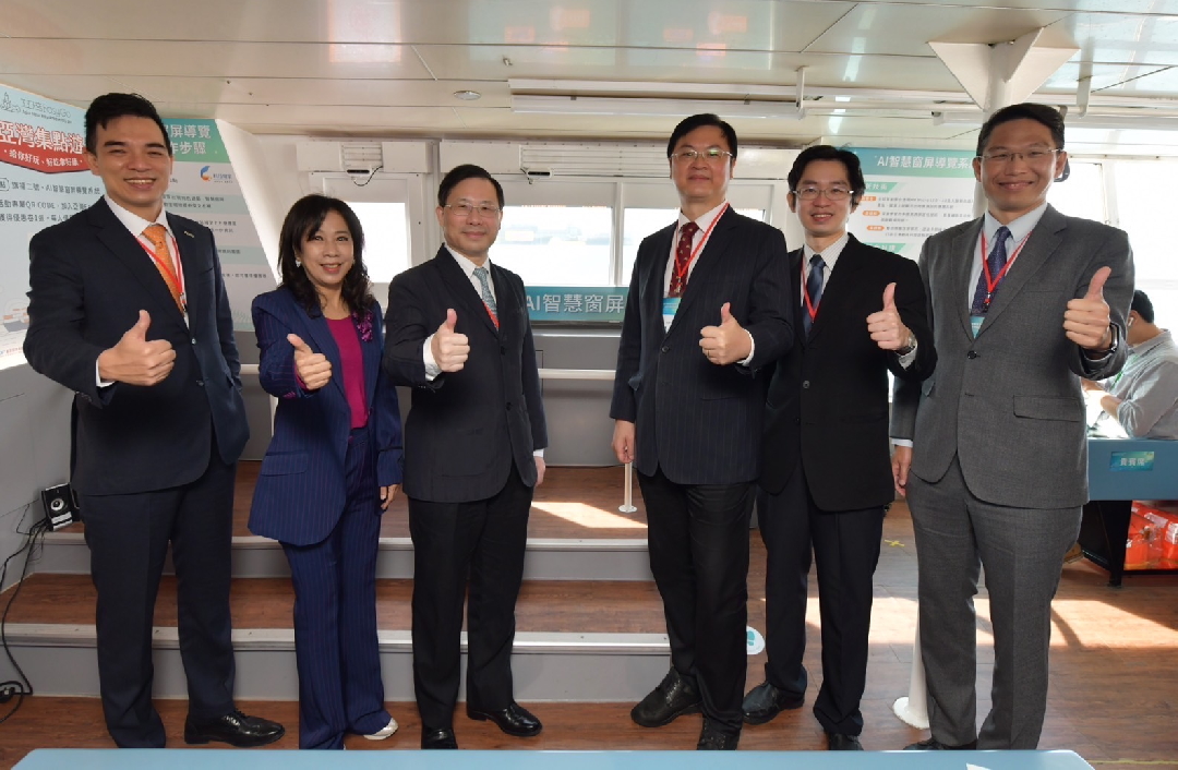 由經濟部技術處指導推動，透過友達光電、工業技術研究院與船舶中心三方合作，於高雄亞灣智慧渡輪率先導入最新Micro LED透明顯示器屏今(22)日啟用(左起友達光電營運長暨總經理柯富仁、高輪公司董事長黃淑美、經濟部次長林全能、高雄市副市長羅達生、經濟部技術處科長張能凱、工研院電光系統所副所長李正中)