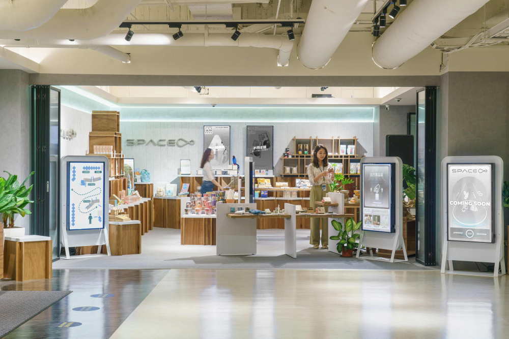 友達打造永續選物商店，展示社企及社創商品，結合創利空間所開發的智慧零售系統，整合多元產品資訊，讓無人商店扮演公益行動的推手