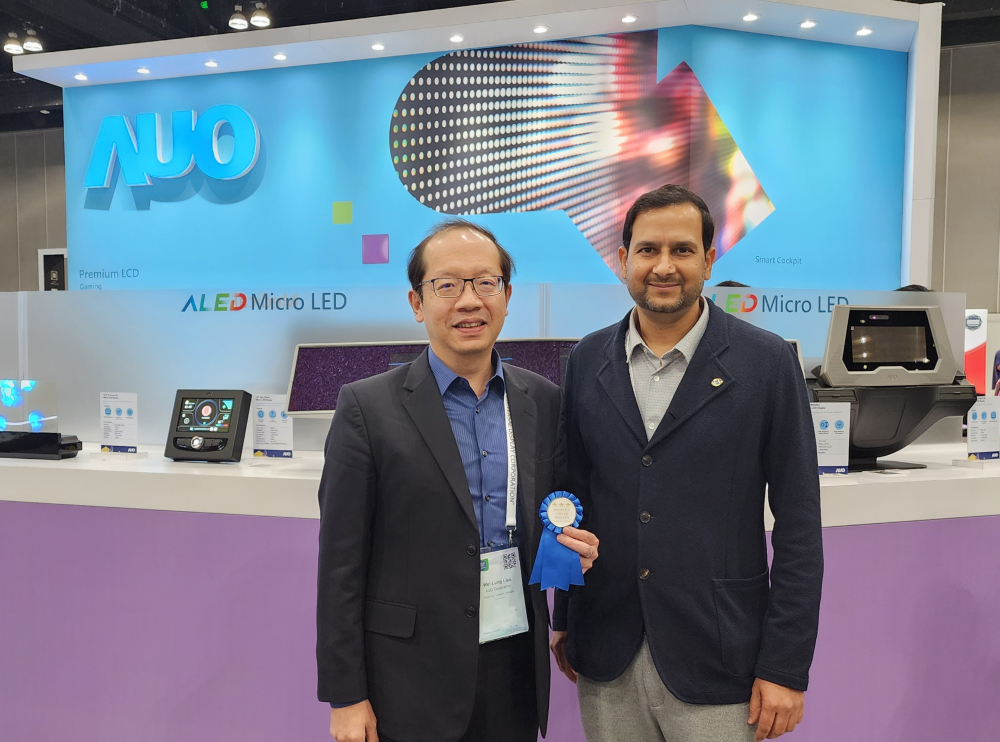 友達光電於2023 SID顯示週，由SID國際資訊顯示學會評選頒發「最佳中型展位獎」。左為友達光電技術長廖唯倫。