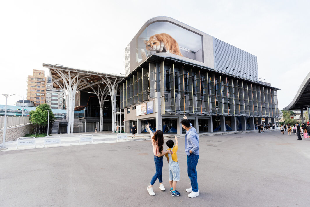 友達打造全台最大戶外裸視3D LED弧形螢幕，將超立體的軟萌胖橘貓動畫活躍於頂樓外牆