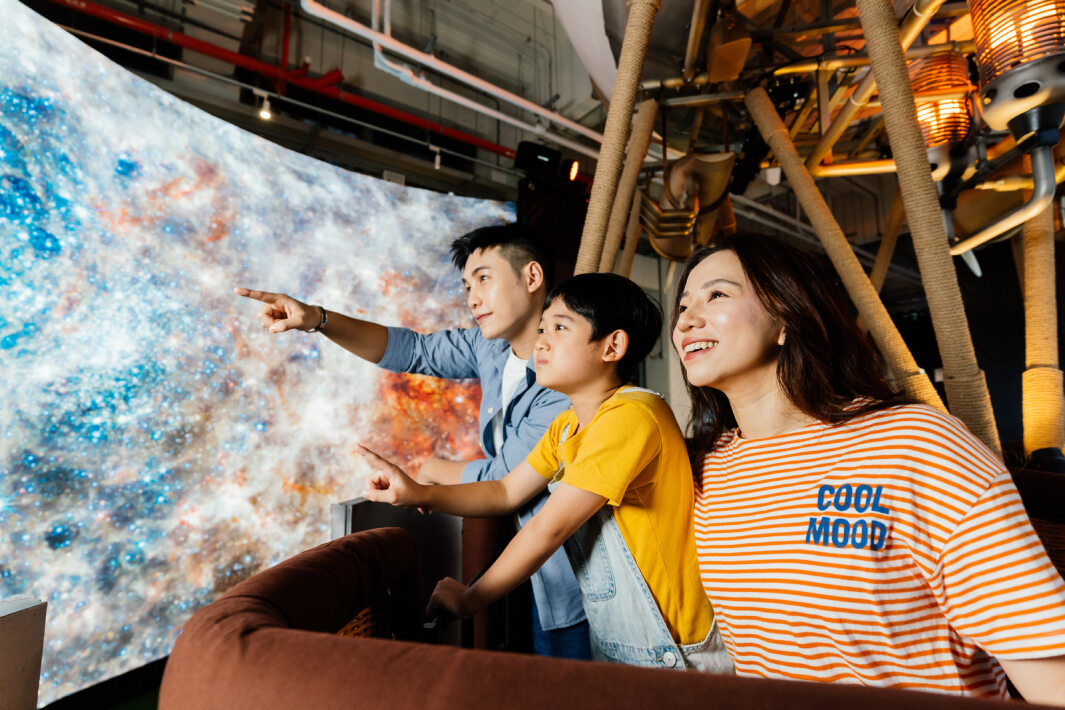 友達打造全台最大寬6公尺、高4公尺、唯一搭載LED弧形拼接顯示屏的動感飛行船，讓乘客駐足在熱氣球上，享受身歷其境的偽出國旅遊樂趣