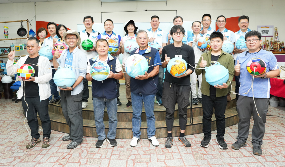 友達光電暨友達永續基金會董事長彭双浪與農業部林業及自然保育署新竹分署夏分署長、供應商夥伴、在地鄰里協會、社企團體，以循環再生的海廢浮球倡議從源頭減廢，為地球移除塑膠垃圾，共同「手」護台灣美麗海岸