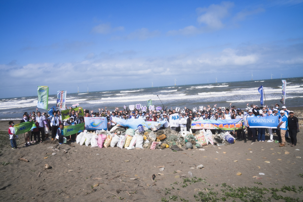 友達永續基金會召集企業志工、產官學和供應商夥伴，在苗栗後龍外埔魚港1340保安林海岸淨攤，齊心協力清除1.2公噸海洋廢棄物，以行動實踐對環境友善的承諾