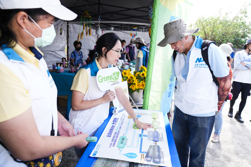 2023年友達永續基金會Ocean Party活動攜手社會企業及地方創生團體，策展食衣行等循環再生環教市集，及電動巴士接駁等低碳活動設計，打造減塑低碳的永續淨灘活動