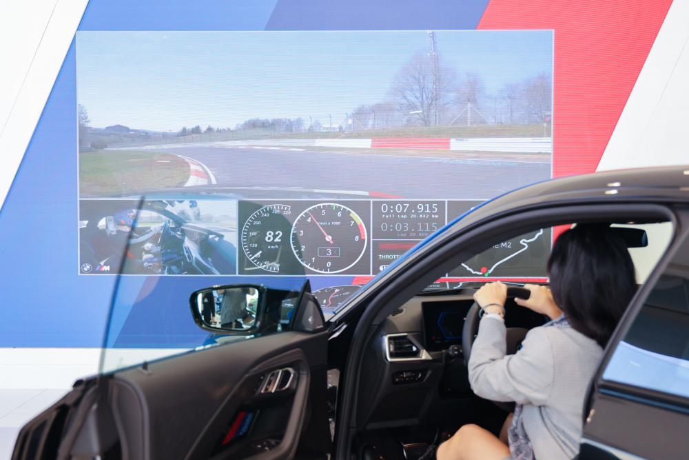 顧客按下虛擬Engine Start按鈕，啟動預選車款的引擎聲浪，螢幕同時呈現德國紐柏林賽道的試駕畫面，坐進車內一秒化身駕駛員馳騁奔騰