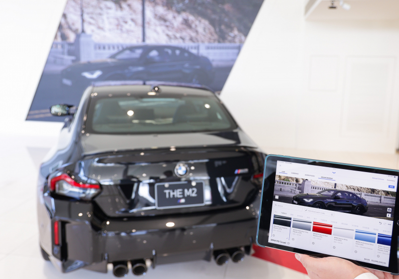 賞車介面即時投放到LED牆上，顧客可即時更換車輛內裝、零件選配與車款配色，提供近乎與實車等比例的沉浸式無死角虛擬賞車體驗