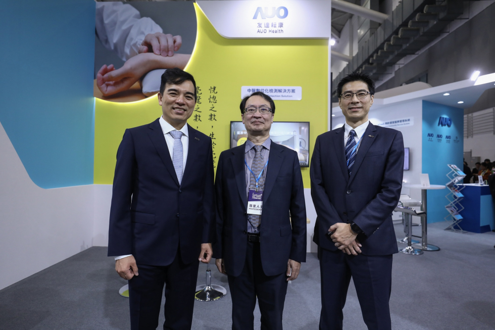 首次於醫療科技展亮相的友達耘康，捐贈數位化檢測設備與研究經費，協助衛福部國家中醫藥研究所打造中醫大數據資料庫。圖由左至右為友達光電執行長暨總經理柯富仁、衛福部國家中醫藥研究所所長蘇奕彰、友達光電智慧醫療事業群總經理廖世宏