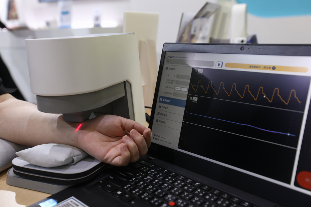 友達耘康脈象檢測系統透過電腦精準控制升降系統，還原中醫師三指把脈過程的舉、按、尋手法，將脈象感受轉化成數據，未來可結合大數據分析，實現智慧醫療及準確性
