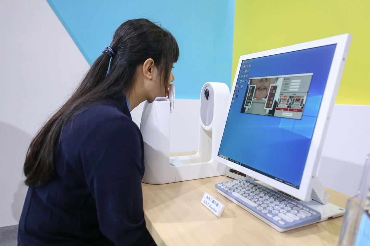 友達耘康延伸友達卓越的感測技術及色彩管理專長，研發出舌象擷取系統，可提供數據化、影像化的檢測結果，輔助醫師與專業醫事人員做為臨床研究、檢測結果評估與檢測紀錄的留存