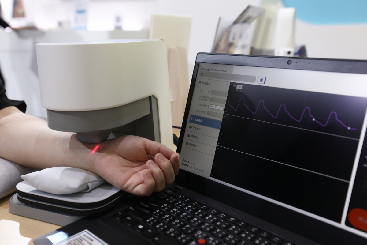 友達耘康脈象檢測系統透過電腦精準控制升降系統，還原中醫師三指把脈過程的舉、按、尋手法，將脈象感受轉化成數據，實現智慧醫療及準確性