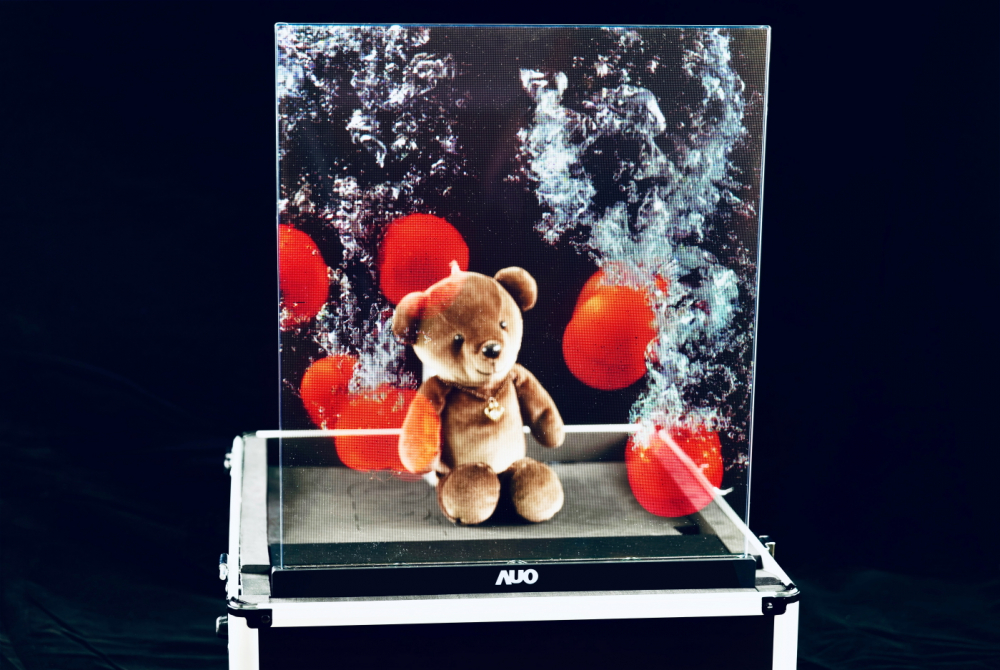 友達以次世代Micro LED顯示技術打造之透明顯示器，具備高穿透、低繞射、高亮度、可拼接之特性，可廣泛應用於智慧移動、零售、育樂和醫療等多元場域