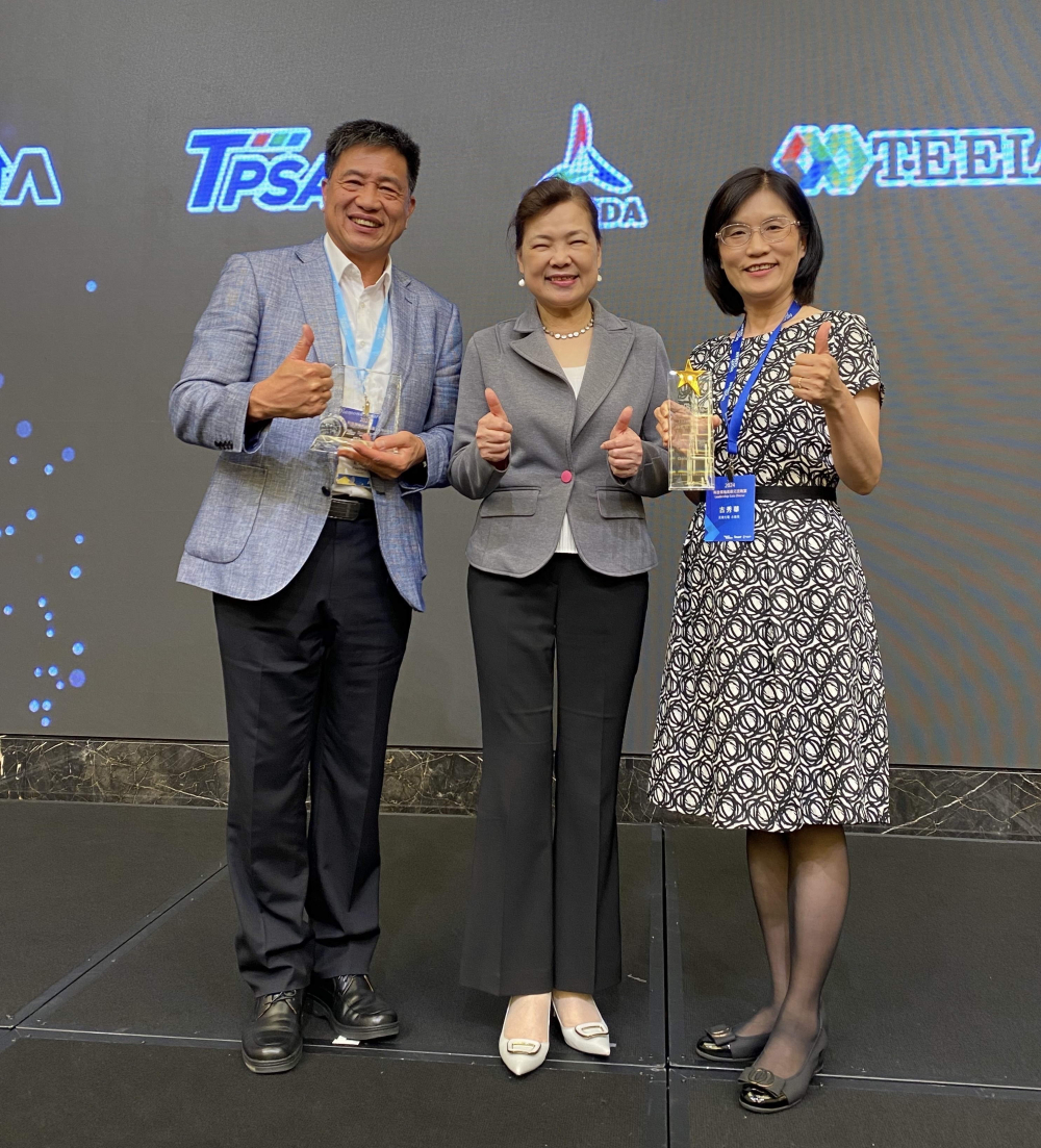友達致力推動永續發展，於Touch Taiwan2024以3R策略貫穿Display、ESG展位實現綠色展覽目標之成果，Display展位獲綠色裝潢設計鑽質獎最高榮譽，ESG同獲金質獎殊榮。由經濟部長王美花（中）親自頒予友達光電董事長彭双浪（左）、友達光電永續長古秀華（右）