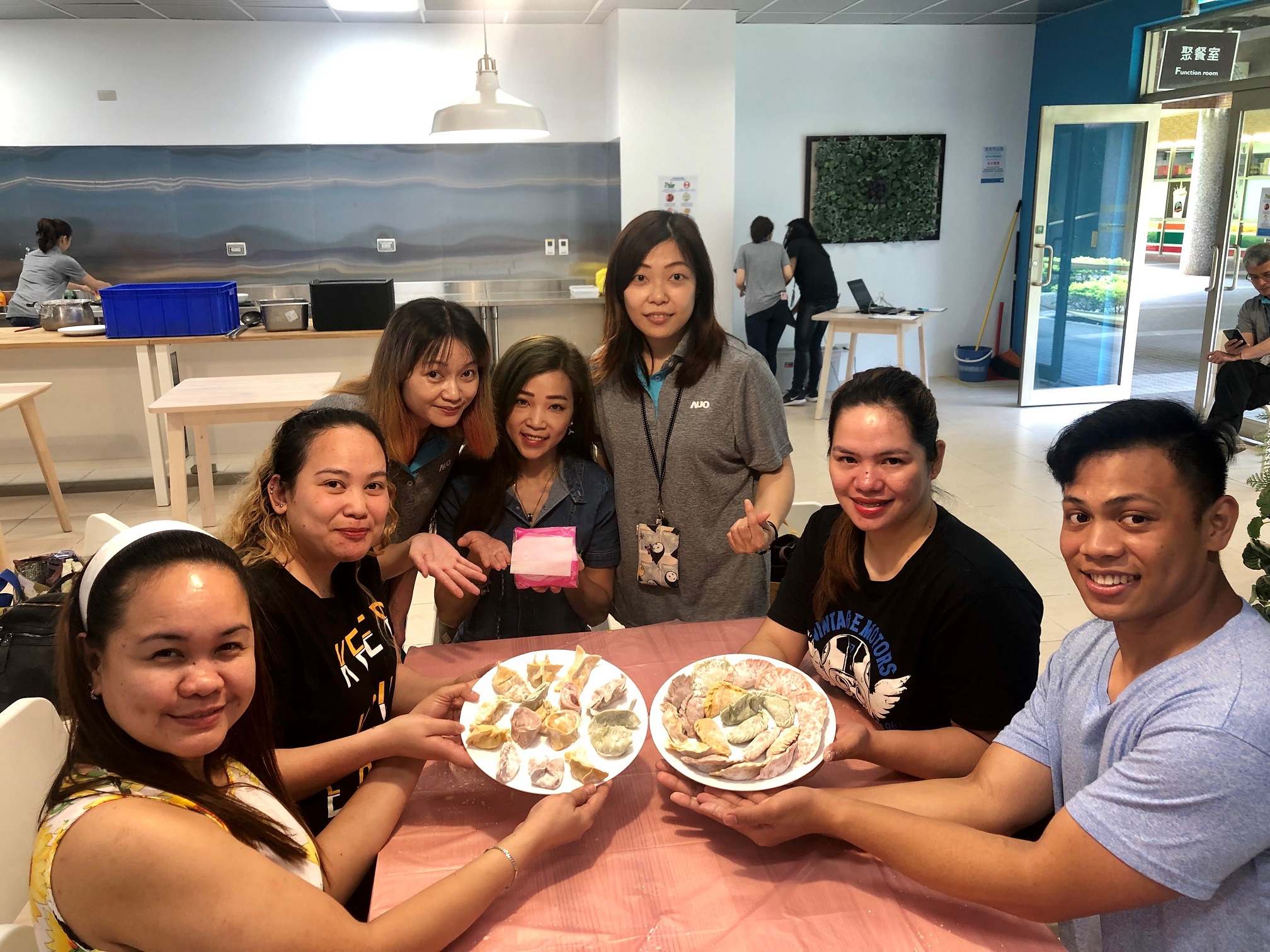 友達將DEI理念貫徹到企業文化和實踐，舉辦如台菲廚藝交流等活動，讓同仁了解彼此文化差異、培養情感