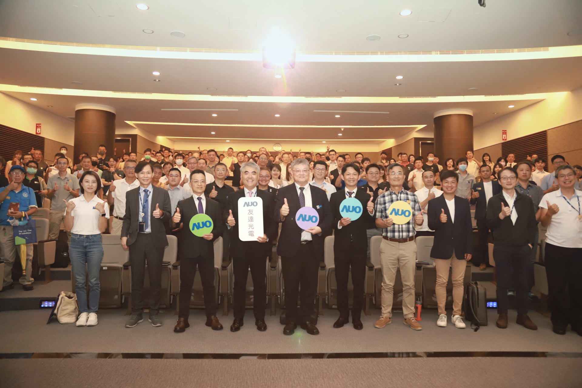 友達光電邀請領域專家共研再生能源發展、電力需求及建築物減碳等議題進行交流，盼共擘綠色永續生態圈的嶄新契機。