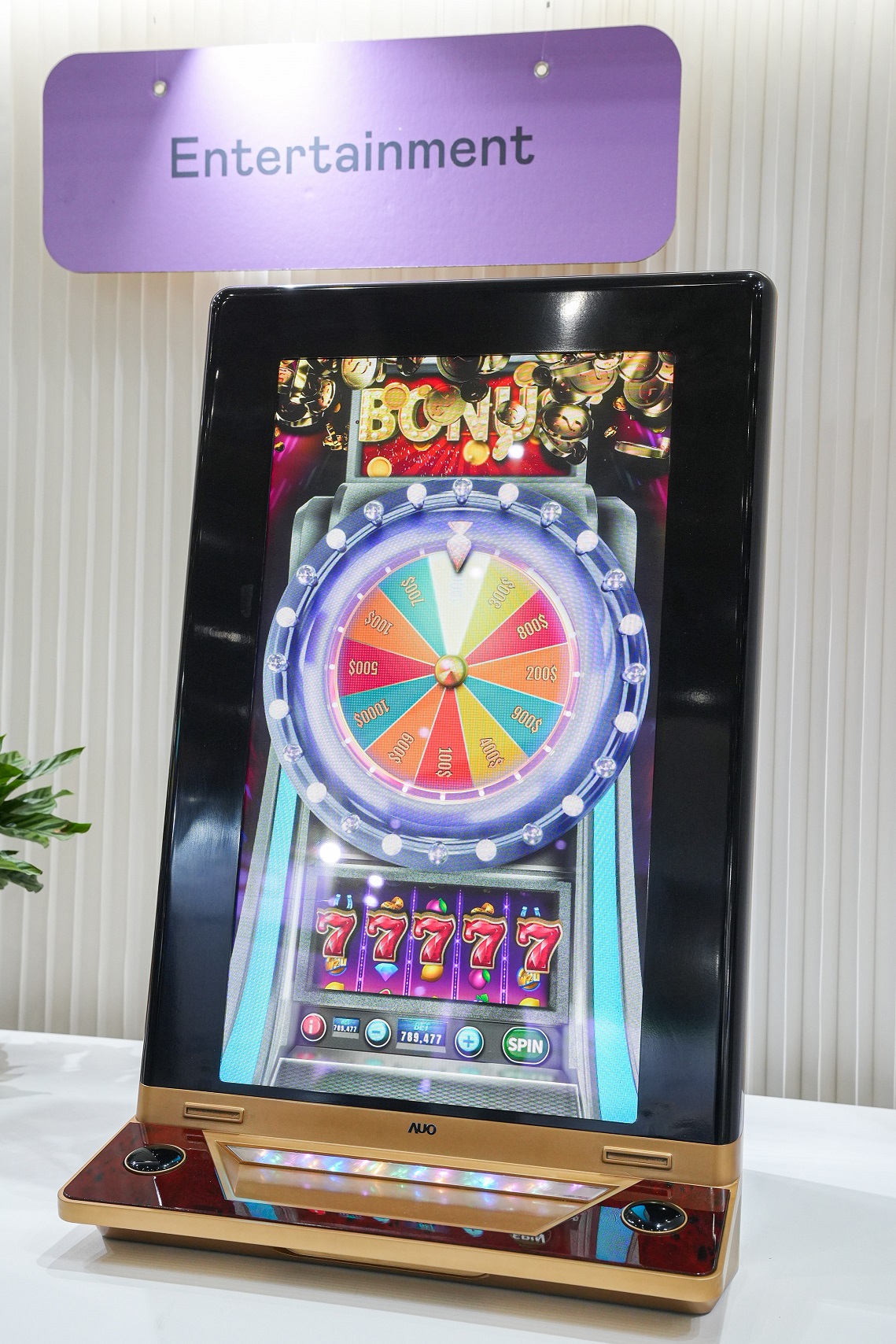 友達30吋真實立體效果顯示器，採用上層Micro LED和下層先進抗反光技術A.R.T.（Advanced Reflectionless Technology）LCD顯示技術整合，引領3D顯示技術革新浪潮