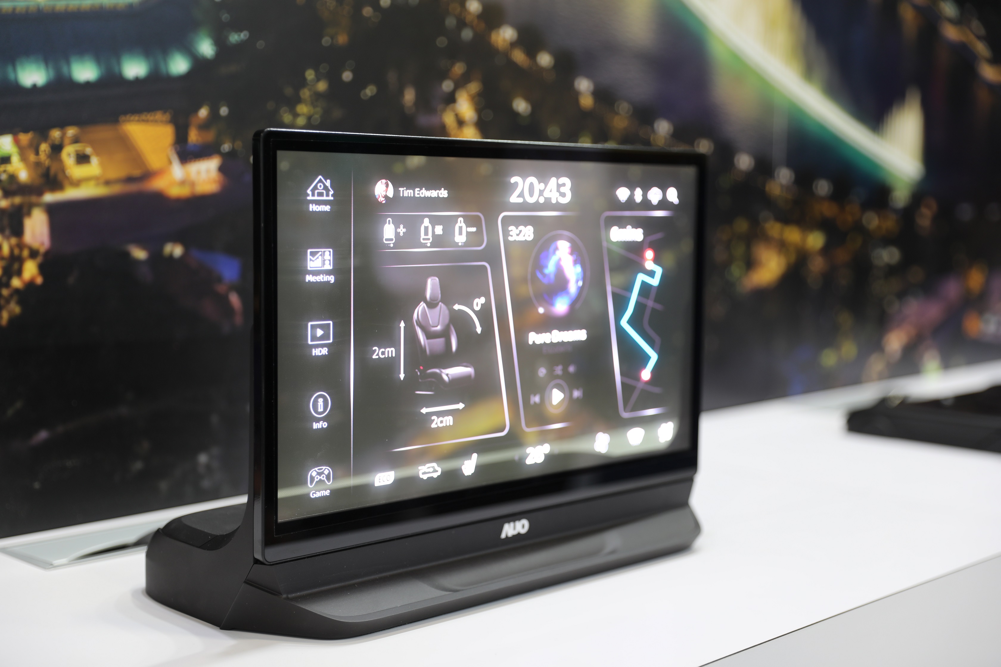 友達將Micro LED透明顯示技術整合黑切換技術的解決方案，釋放強大的技術自主開發能力，跨越室內外應用界限，開創業界第一台17.3吋快速黑切換透明觸控Micro LED顯示器