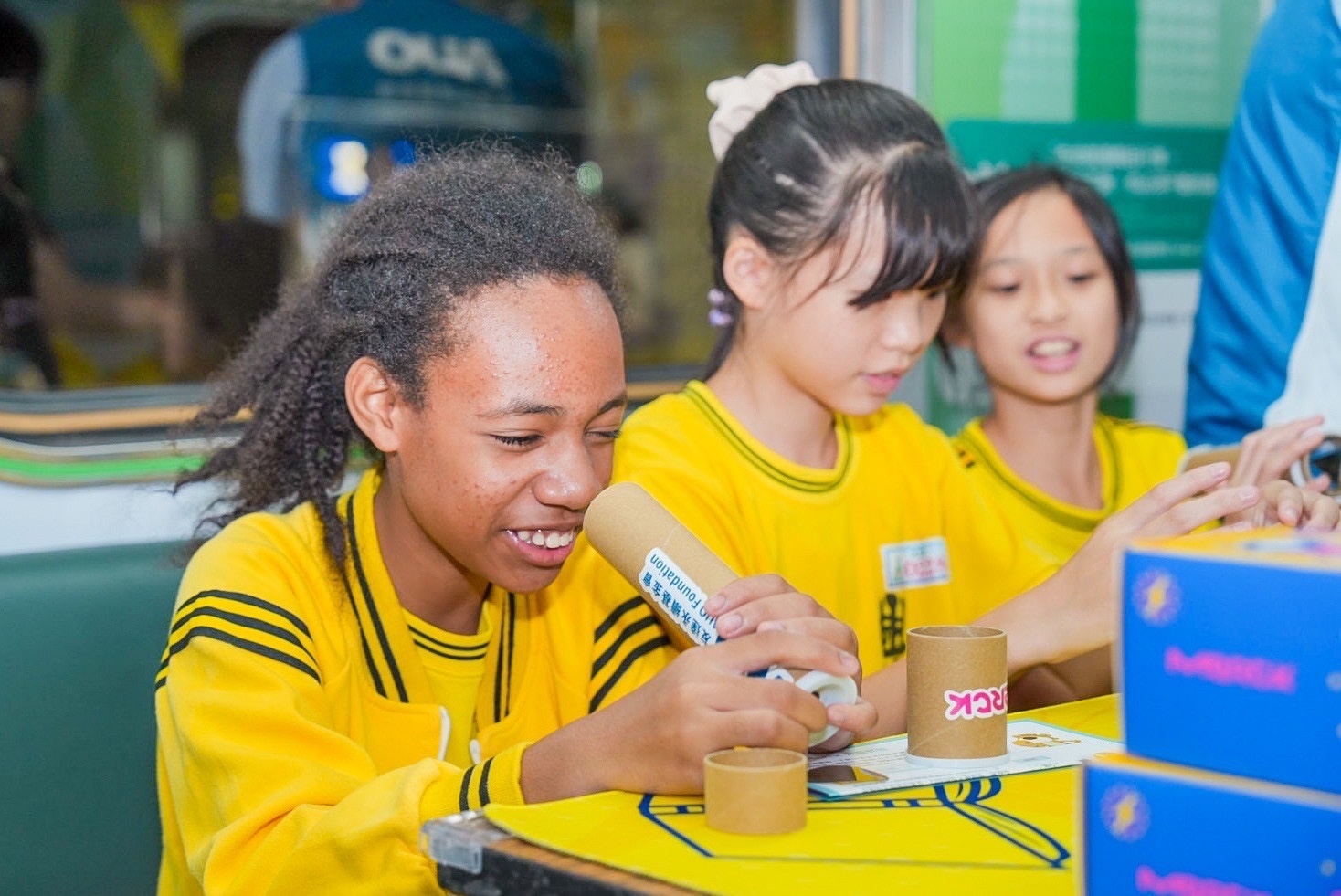 友達與默克分別回收不再使用的偏光片及液晶顯示模組，設計光電課程「玩轉光與闇」，讓學生們親手製作偏光萬花筒與簡易液晶顯示器，實踐循環再生的永續理念