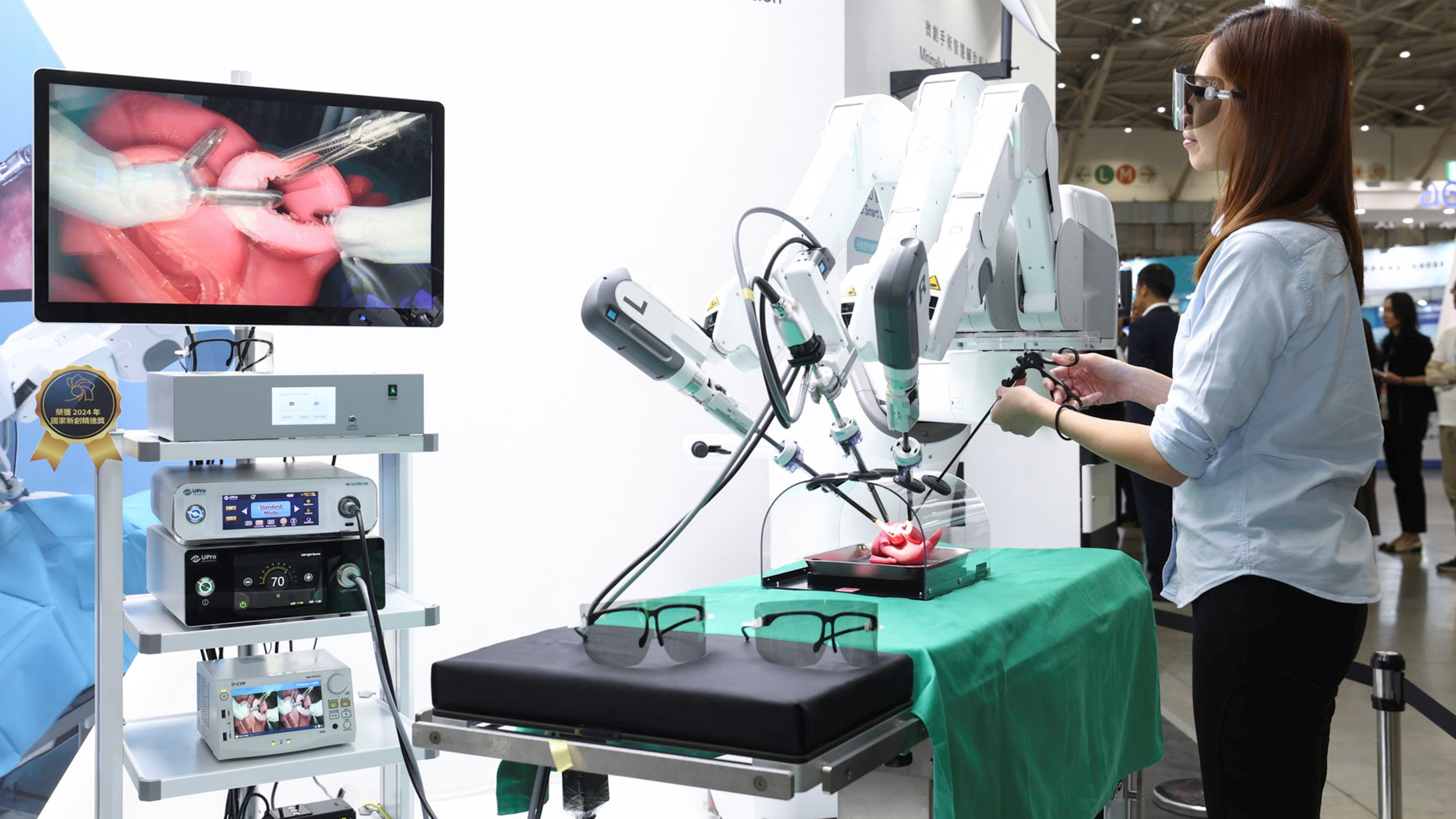 達擎寬視角3D醫療顯示器可應用於機器人手術即時3D解決方案，提供醫療團隊即時、同步的3D手術影像，提升溝通效率與手術安全性