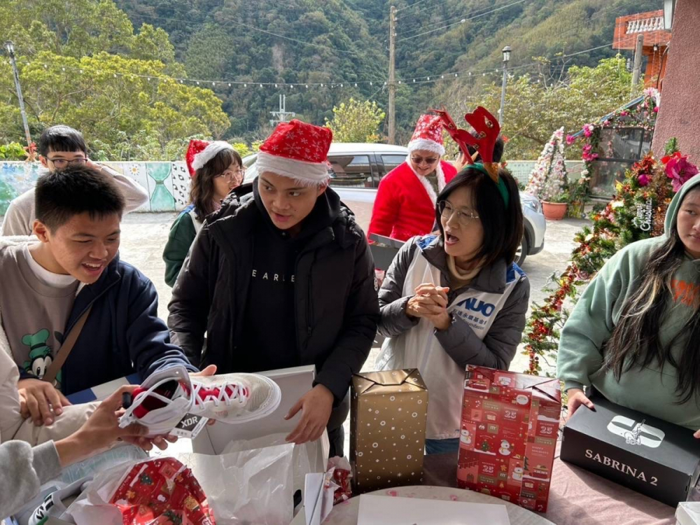 「圓夢計畫」由偏鄉兒少許下心願，友達員工認捐禮物，高階主管親帶隊將禮物一一送往偏鄉，為兒少圓夢