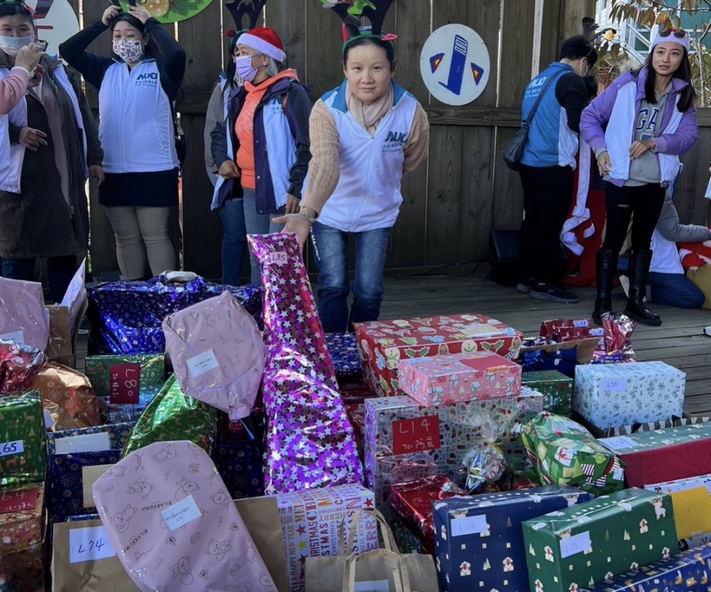 友達永續基金會「圓夢列車」年年迴響熱烈，認捐同仁精心挑選禮物、巧手包裝，整理成隊後，將祝福一一打包送出