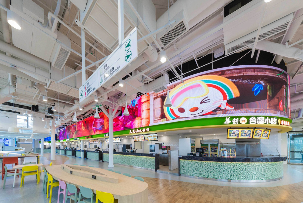 友達穩步推動雙軸轉型策略，旗下子公司達擎攜手傑可達數位與零售業者統一超商合作，為全新改裝開幕的「清水服務區」打造首創的裸視3D體驗牆