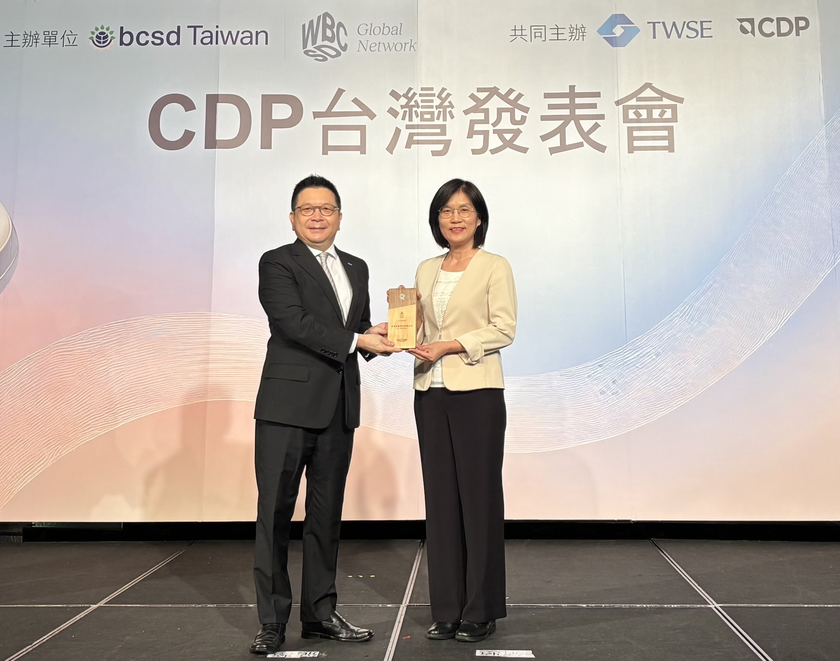 友達永續成果再獲國際評比肯定，獲頒CDP氣候與水資源雙項領導力評級。今由臺灣證券交易所董事長林修銘（左）頒獎，友達光電永續長古秀華（右）代表受獎