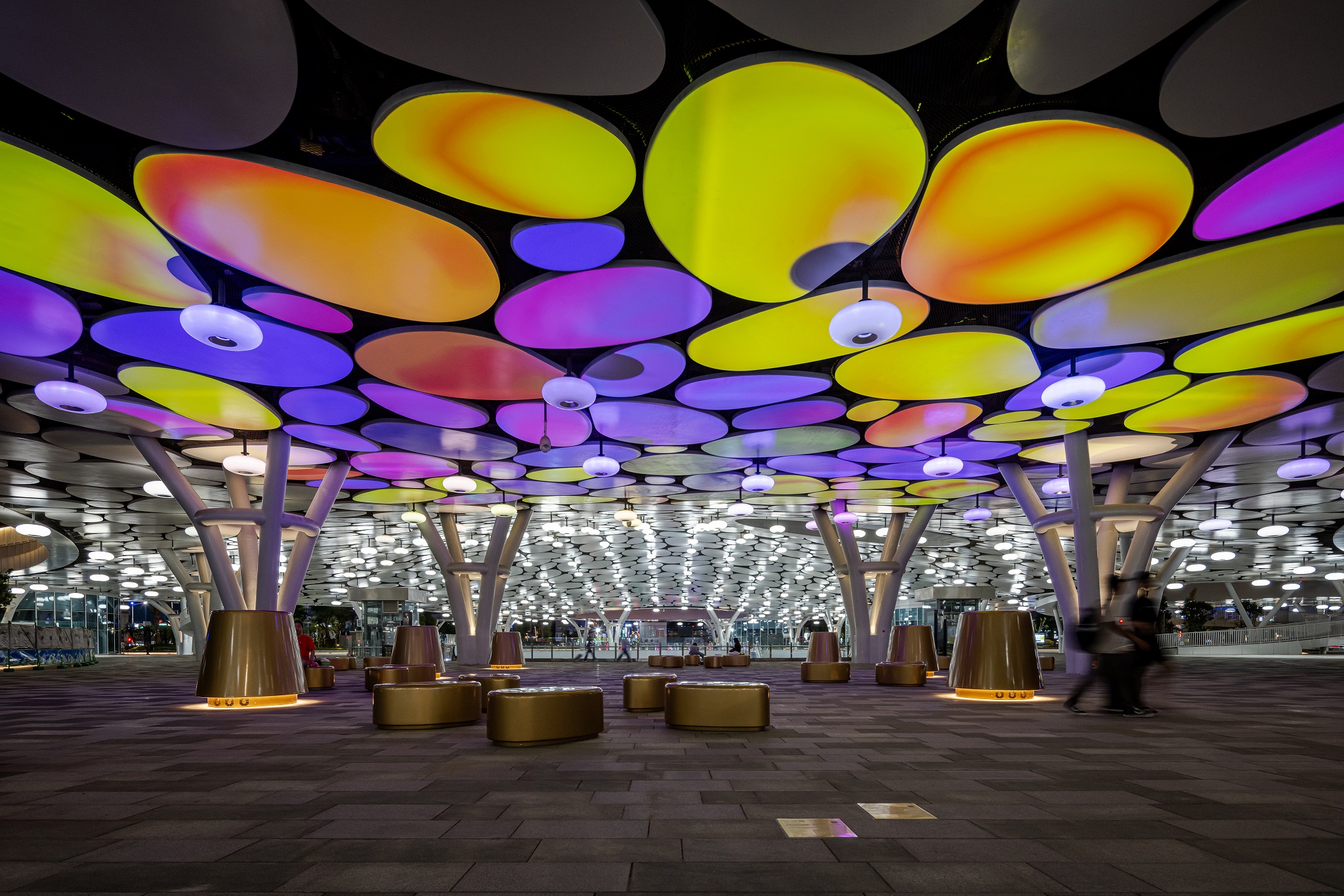 於「染色彩」作品中，創利空間協助藝術團隊將高雄車站天棚2700片鋁製雲朵染上繽紛色彩，從設備設定、光影軟體串接到現場調校，確保光線準確落在雲朵表面，展現層次與意境