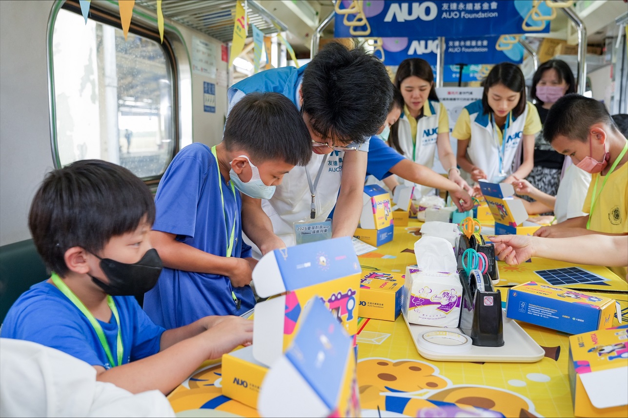 今年友達設計「光電、再生能源、水資源」三大課程主題，攜手供應鏈夥伴默克及大豐環保，以循環經濟理念開發創意教材
