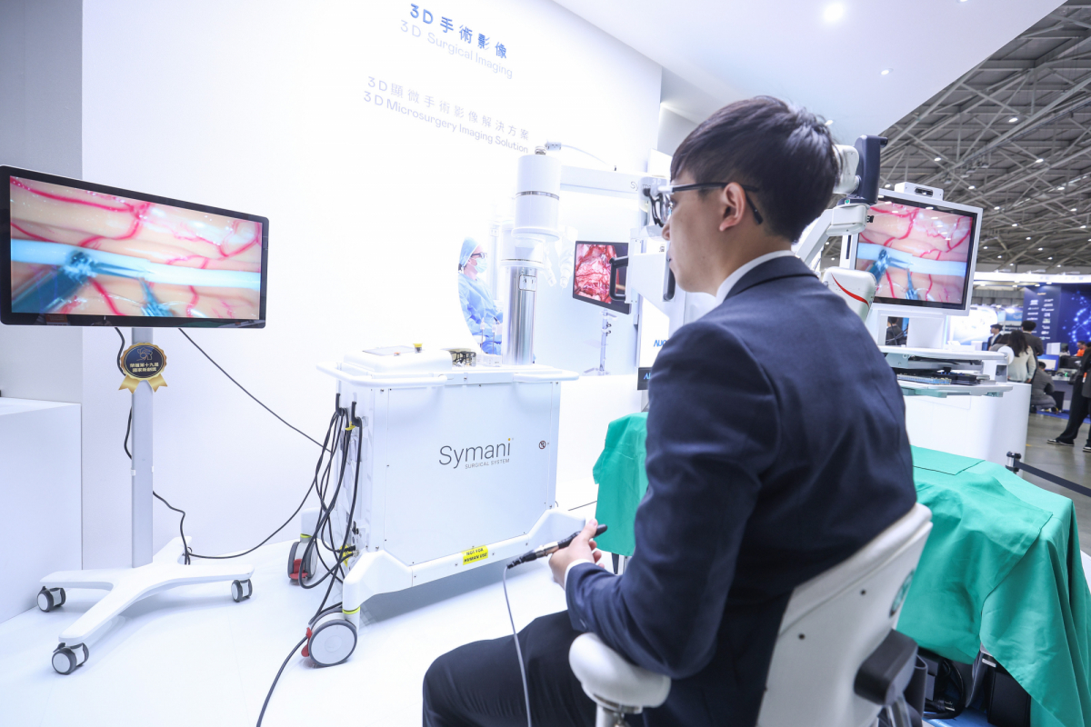 達擎推出「3D顯微手術影像解決方案」，將3D影像技術從腹腔內視鏡手術延伸至神經、血管、淋巴等高難度顯微手術，提供超清晰立體視野，協助醫療團隊在複雜手術中完成精準細膩操作。