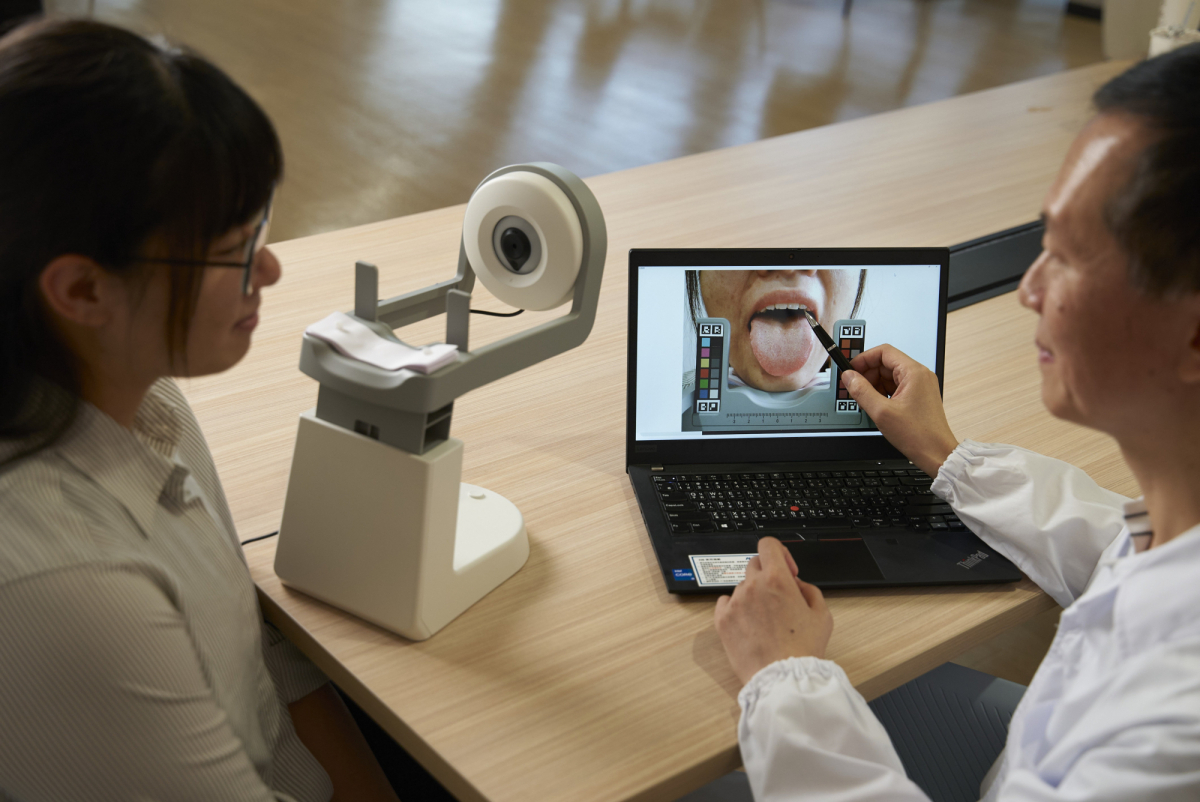 友達耘康的「舌象辨識軟體」則運用AI與大數據技術，可快速辨識舌色、舌形、苔色、苔質等特徵，顯著提升舌象辨識效率，優化檢測流程。