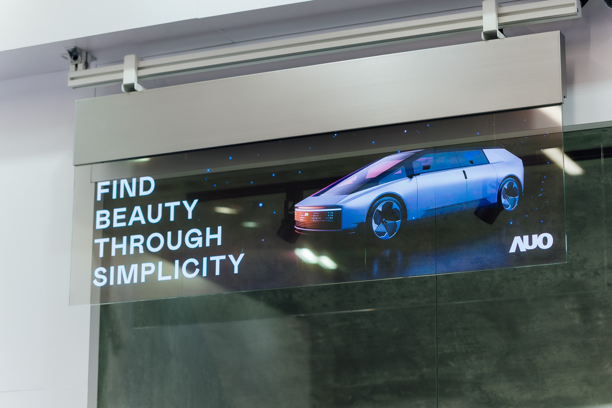 具備高亮度透明感的54吋透明Micro LED智慧看板，可無限拼接不同尺寸，營造出兼具科技感與美學的沉浸式氛圍，適用於旗艦店、展演空間等多元場域。